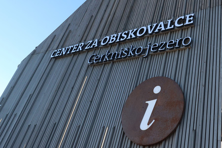 Nov napis na Centru za obiskovalce Cerkniško jezero 05 Foto Ljubo Vukelič